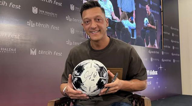Mesut Özil became a part of Ümraniyespor's youth academy.