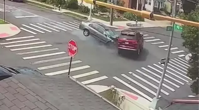 The pervert who kidnapped a 9-year-old girl died in a car accident during a police chase.