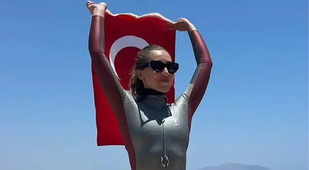 Shahika Ercümen won 3 gold medals at the Turkish Free Diving Championship.