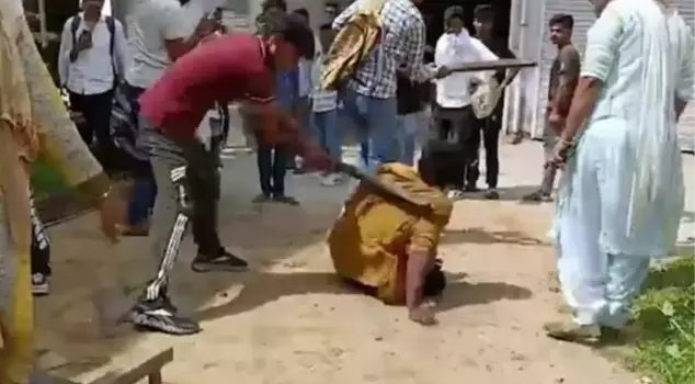 قُتِل المهاجر الذي يأكل لحم البقر في الهند عن طريق الضرب حتى الموت من قِبَل الحشد.