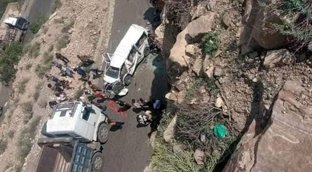 A passenger bus overturned in Yemen: 16 dead.