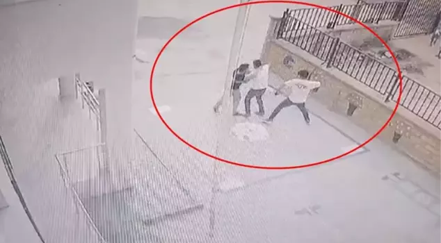 Opening the door with a punch to the substitute teacher! One of the brothers, a boxer, caused terror.