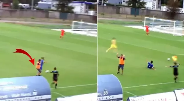You need to watch the video! He stopped the opponent's counterattack with a kick.