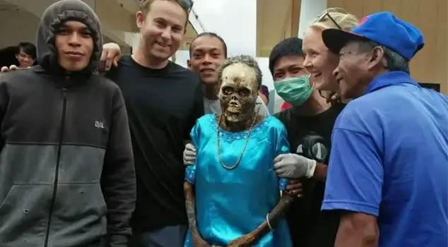 The astonishing tradition of the Torajan tribe in Indonesia: They dig up their deceased relatives from the grave to take photographs.