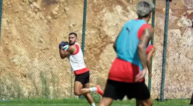 Goalkeepers moved to the forward position! Incredible training from the legendary coach.