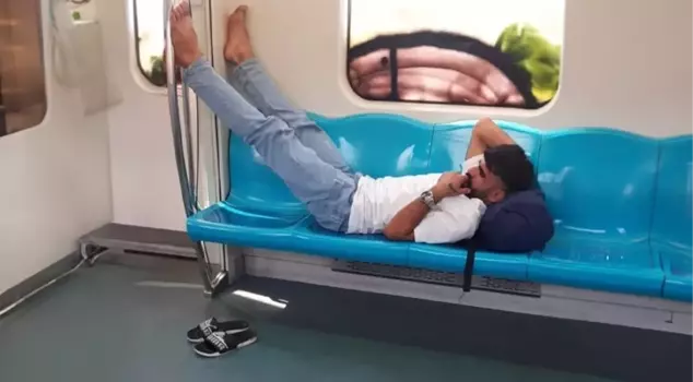 A city bully in Marmaray! Not satisfied with comfort, he also threw threats.