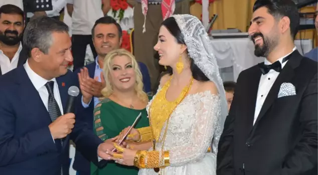 The gold jewelry worn by the bride at the wedding, where Özgür Özel was a witness, attracted attention.