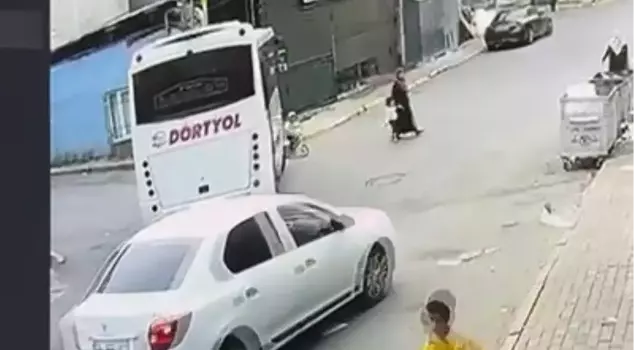 A terrible accident in Avcılar! A minibus ran over a 4-year-old child.