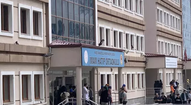 A 14-year-old student fell from a fire escape in Rize and lost his life.