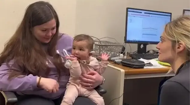 The reaction of the deaf girl who heard her father's voice for the first time moved everyone.