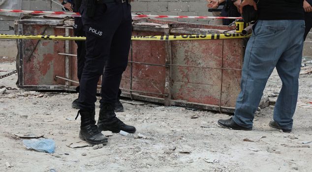 Construction disaster! The crane's cable snapped, and 2 workers tragically lost their lives.