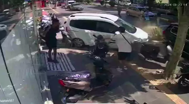 A vehicle that lost control crashed into the sidewalk: 3 people narrowly escaped death.