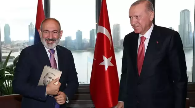 Pashinyan did not put down the book gifted by President Erdoğan for a moment.