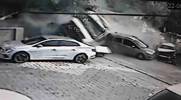 The runaway excavation truck crushed 9 vehicles like paper.