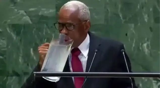 The UN Hall was astonished! He himself did not understand why he did such a thing.