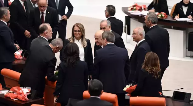 Bahçeli, shaking hands with the DEM party members: 