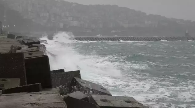Zonguldak'ta olumsuz hava koşulları nedeniyle eğitime ara verildi. 

ترجمة: تم تعليق التعليم في زونغولداك بسبب الظروف الجوية السلبية.