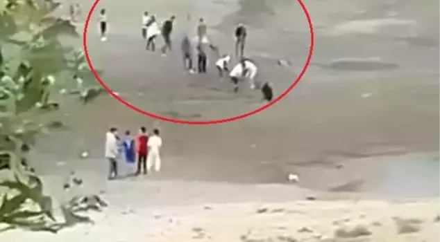 The children stuck in the swamp were rescued by the locals.