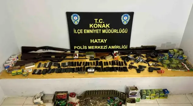 A large number of weapons were found in the home of a man who passed away at the age of 91 in Izmir.