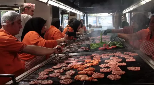 The meatball seller Yusuf, who feeds citizens pork, is selling his products under the name 