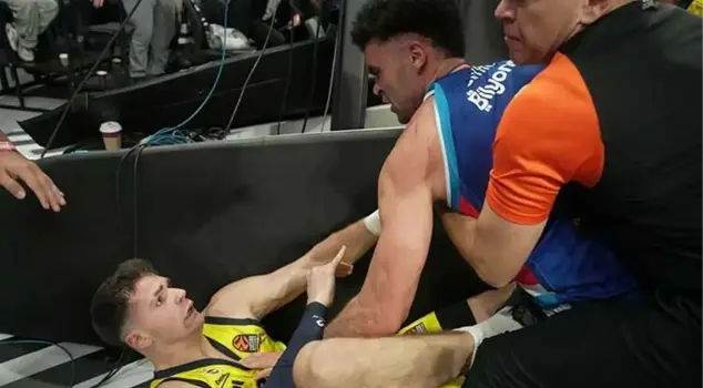 In the match between Fenerbahçe Beko and Anadolu Efes, fists were flying.