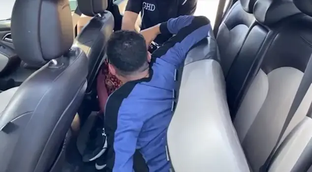 Kaçak göçmenlerin hayatları pahasına saklandıkları yer 
