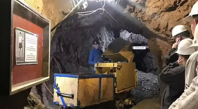 In an accident at a gold mine in the USA, 1 person died and 12 people were trapped in the mine.