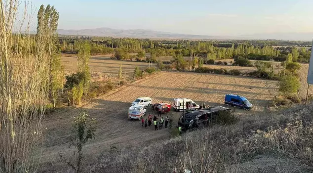 A passenger bus rolled over into a ditch in Afyonkarahisar: 21 injured.