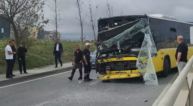 IETT buses collided: 2 injured, including 1 child.