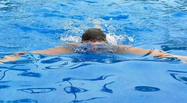 The athlete who fainted underwater was revived with the intervention of those around.