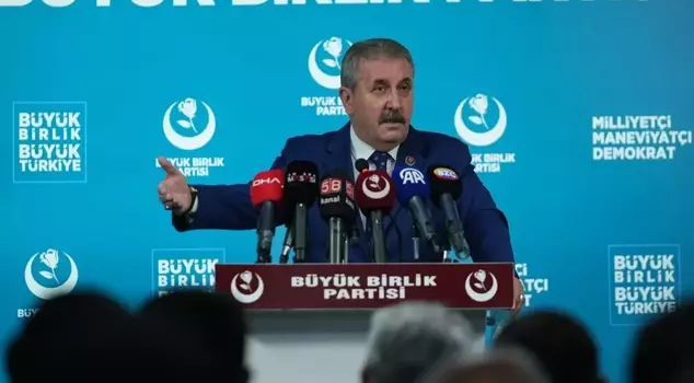750 TL'lik kesinti rafa kalkınca Destici de tepki çeken sözlerine açıklık getirdi. 

عندما تم إلغاء الخصم البالغ 750 ليرة، أوضح دِستِجي أيضًا تصريحاته التي أثارت ردود فعل.