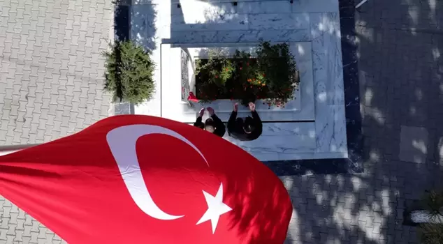 After the death of the FETÖ leader, citizens flocked to the grave of Martyr Ömer Halisdemir.