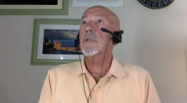 Shocking moment for the former referee live on air: The parrot suddenly started singing the anthem of that team.
