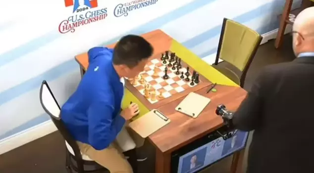 The chess master who punched a female reporter after suffering a defeat was arrested.