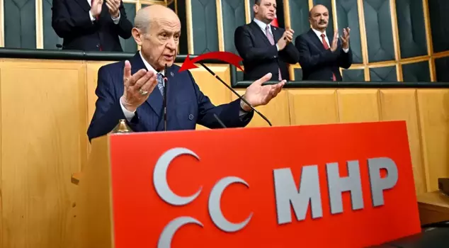 Террориста-начальника Öcalan'a çağrıda bulunan Bahçeli'nin yakasındaki rozet dikkat çekti.