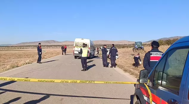 In Afyonkarahisar, 4 people in a car that collided with a service minibus died.