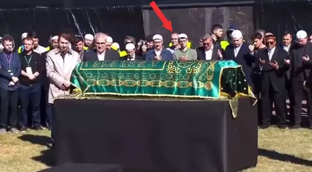 Is the person at the head of FETÖ leader Gülen's coffin Adil Öksüz?