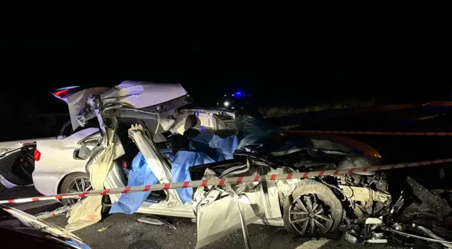 Terrible accident on the TEM highway: A car crashed into a truck and was crushed like paper, 2 people lost their lives.