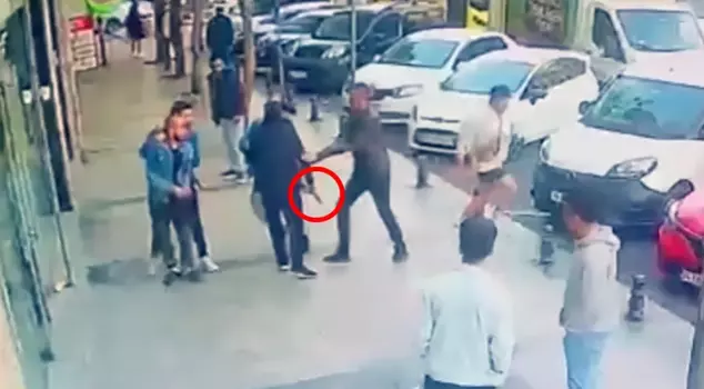 The footage of the person who drew a weapon on the police with arrogant behavior has emerged.