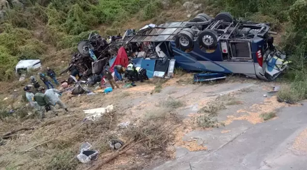 A passenger bus collided with a truck in Mexico: 24 dead, 5 injured.