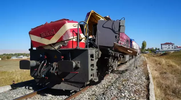 Train accident in Muş: One engineer dead, two injured.