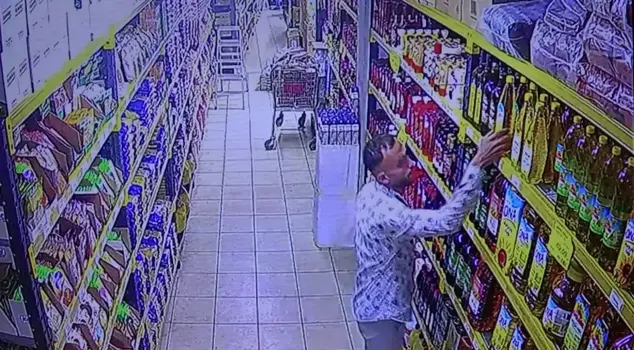 Market theft in Adana: He hid sunflower oils in his pants.