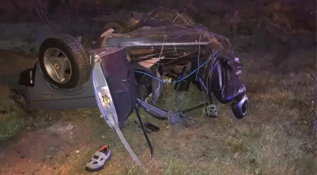 In Tokat, two people died and one person was injured in a car that crashed into a tree and split in half.