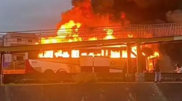 The bus carrying the fans was set on fire: 1 fan died in the blaze.