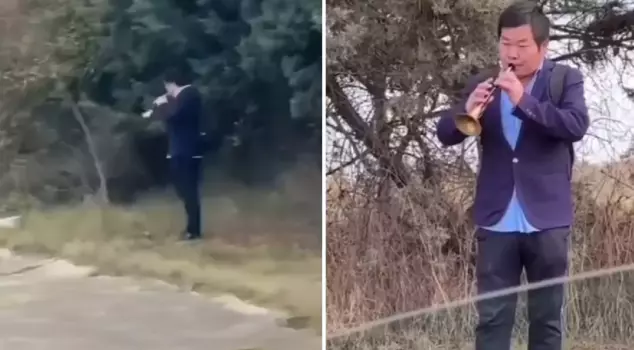 A Chinese person was spotted playing the zurna by the roadside in Tekirdağ.