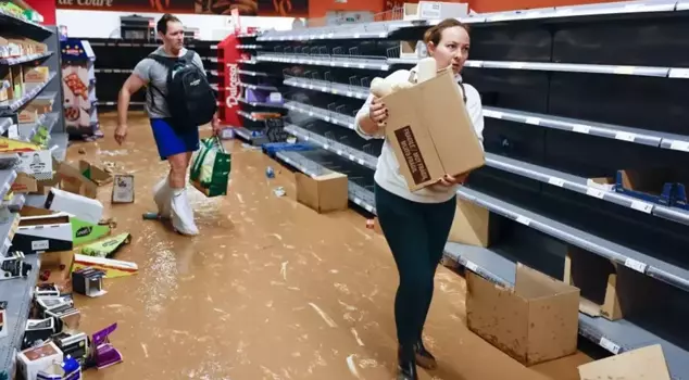 In Spain, which has been struck by a flood disaster, incidents of looting have begun to emerge.