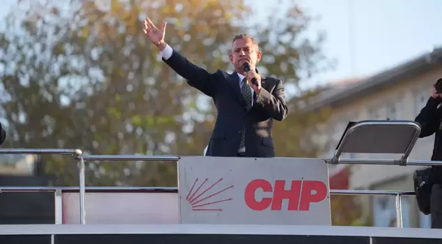 CHP lideri Özel, Esenyurt'a gelmeyen belediye başkanlarıyla ilgili sessizliğini bozdu. 

Русский перевод: Лидер CHP Озель нарушил молчание по поводу мэров, которые не приехали в Эсенюрт.