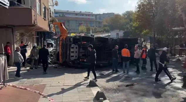 In Istanbul, an İBB vehicle lost control and crashed into 8 cars: 5 injured.