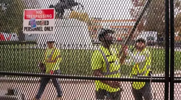 Tension is rising ahead of the elections in the U.S.: Heavy metal barriers, 3 meters high, have been placed around the presidential residence.