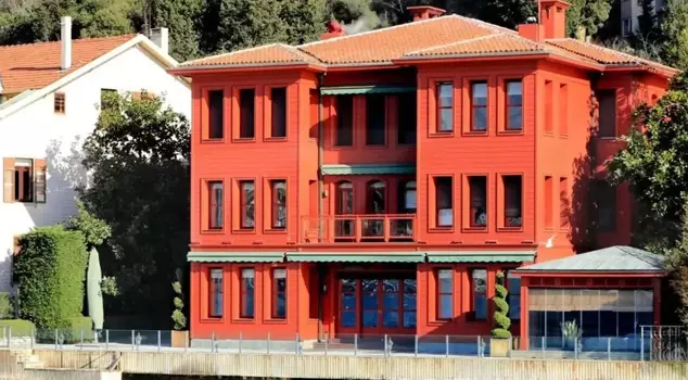 The famous 'red mansion' of the Bosphorus was sold at a record price.